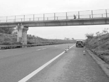 สะพานคนเดินแบบแผ่นกลวงธรรมดาเสริมแรงด้วยแผ่นคาร์บอนไฟเบอร์สองชั้น