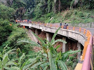 การเสริมความแข็งแรงถนน Cantilever ของ Cadas Pangeran ด้วยโพลิเมอร์เสริมคาร์บอนไฟเบอร์ (FRP)