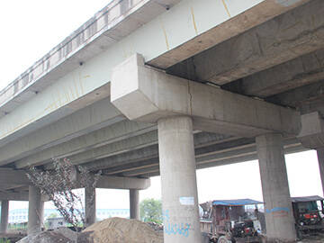 การเสริมความแข็งแรงด้วยแผ่นคาร์บอนอัดแรงเพื่อแก้ปัญหาการรับน้ำหนักของโครงสร้างสะพานที่เกิดจากรอยแตกร้าว