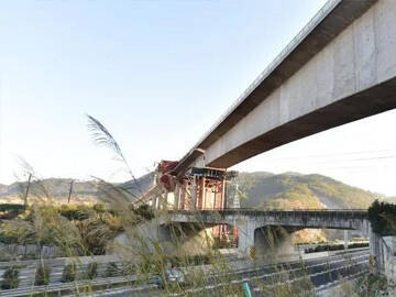 สะพานคานต่อเนื่อง RC เสริมแรงด้วยคาร์บอนไฟเบอร์อัดแรง