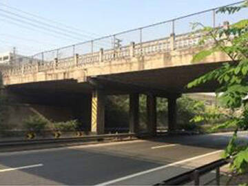การฟื้นฟูคานสะพานคอนกรีตด้วยระบบ CFRP อัดแรง