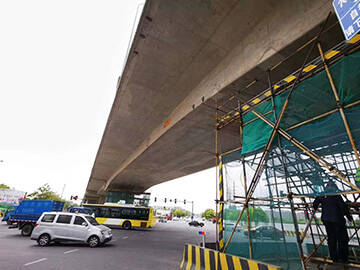 การเสริมความแข็งแรงให้กับรอยแตกร้าวแนวตั้งในสะพานคอนกรีตด้วยแผ่น CFRP อัดแรง