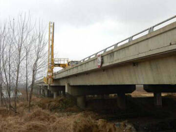 สะพานคานกล่องคอมโพสิตเสริมแรงด้วยแผ่นคาร์บอนอัดแรง