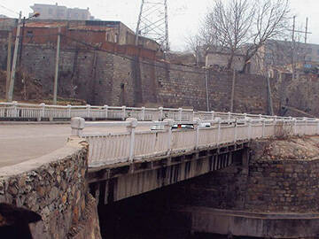 รอยแตกร้าวบนสะพานที่เสริมด้วยคาร์บอนไฟเบอร์ CFRP